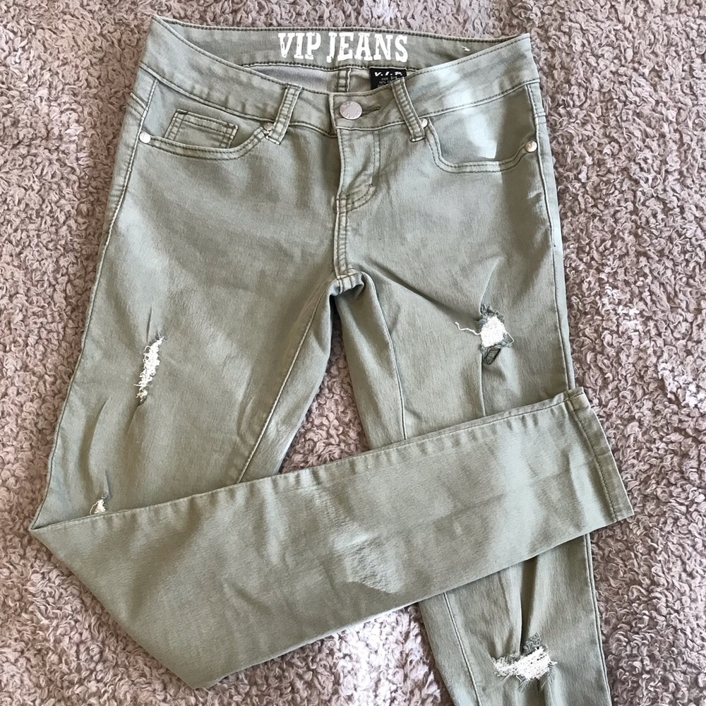 Olive jeans. 🍸